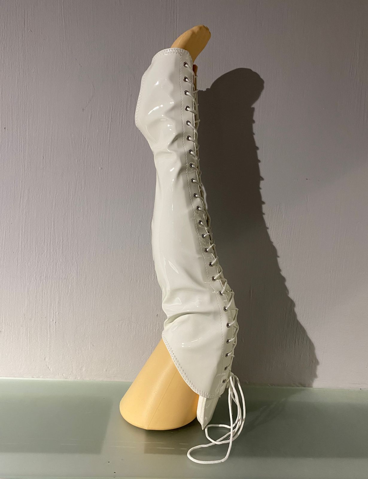 Краги с наколенниками белые лаковые